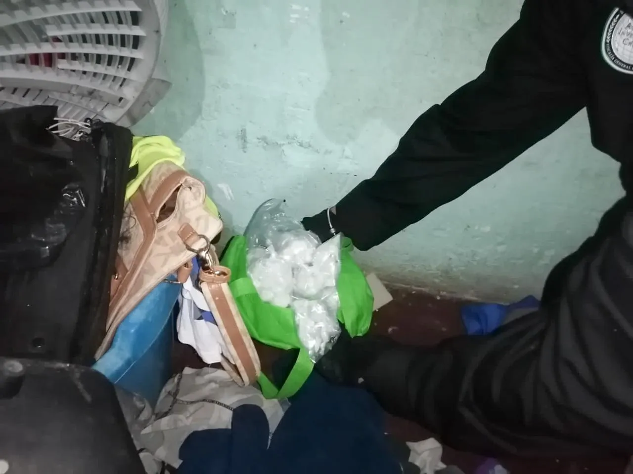 FGR OBTIENE VINCULACIÓN A PROCESO CONTRA DOS PERSONAS POR NARCOMENUDEO Y POSESIÓN DE ARMA DE FUEGO
