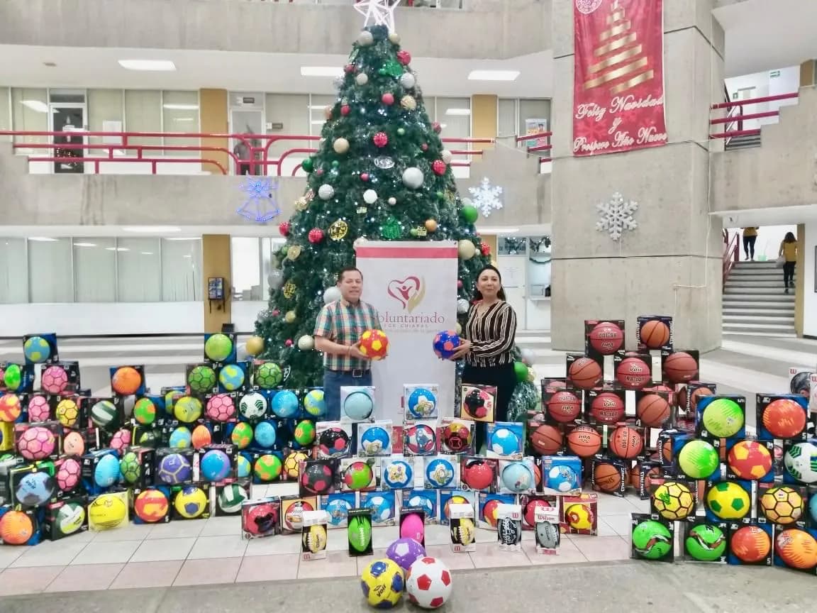Recibe Voluntariado FGE donación de balones para niños y niñas de Chiapas