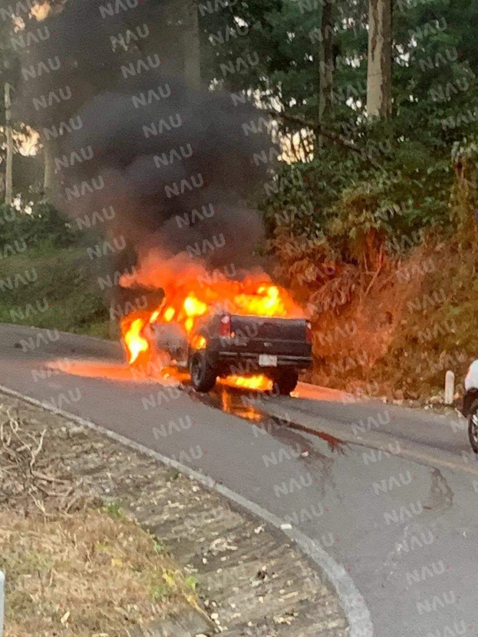 Camioneta Ford Queda Reducida a Cenizas en Cacahoatán