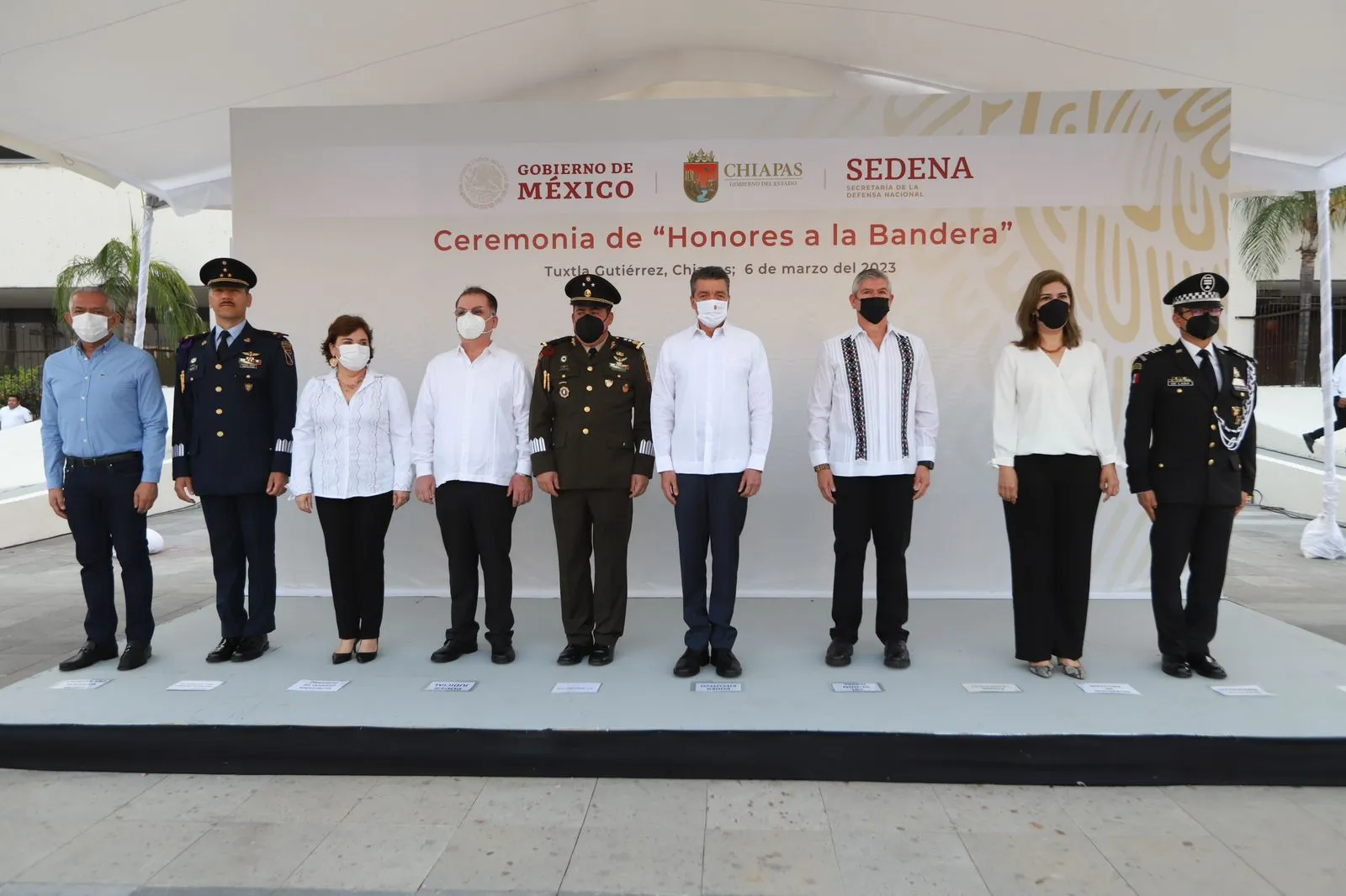 Rutilio Escandón encabeza honores a la bandera, en la Explanada del Parque Central de Tuxtla Gutiérrez