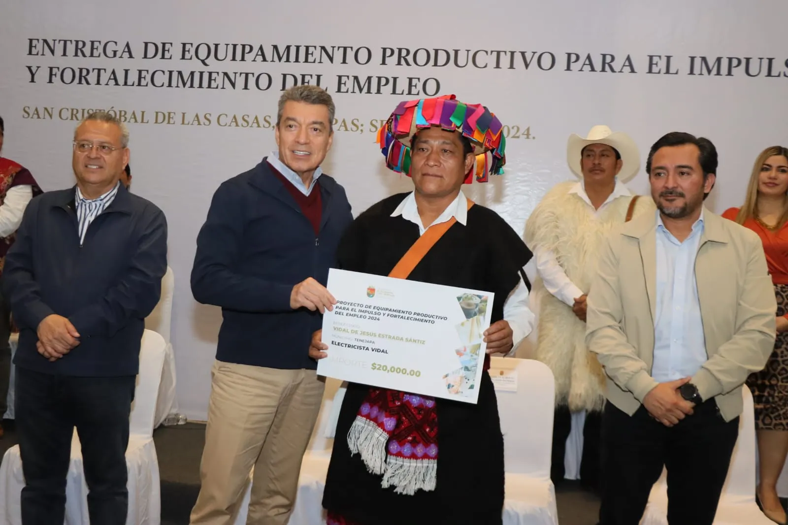 Rutilio Escandón beneficia con equipamiento productivo a familias de la región Altos Tsotsil Tseltal