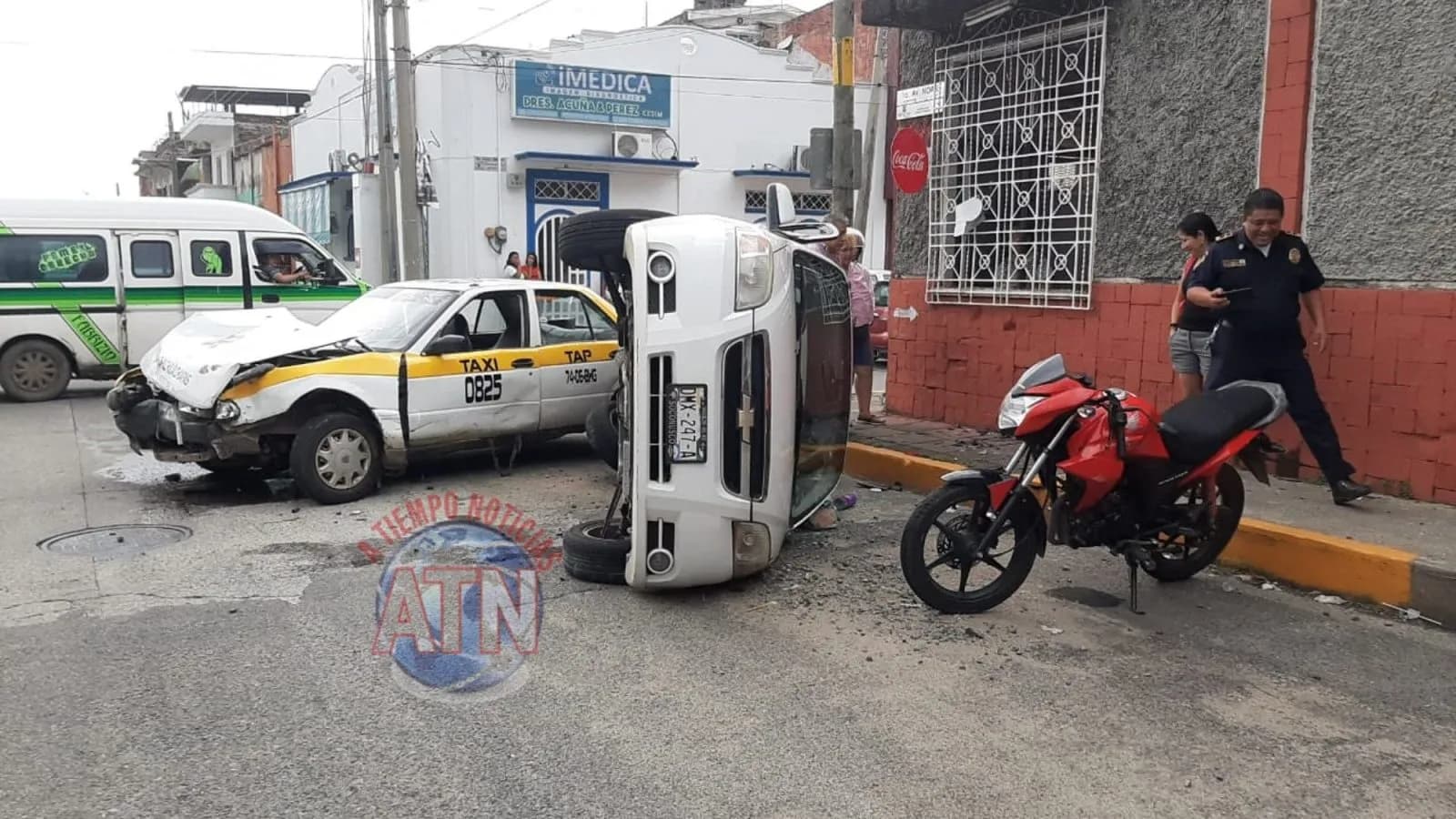 Vuelca carro tras ser chocado por un taxi