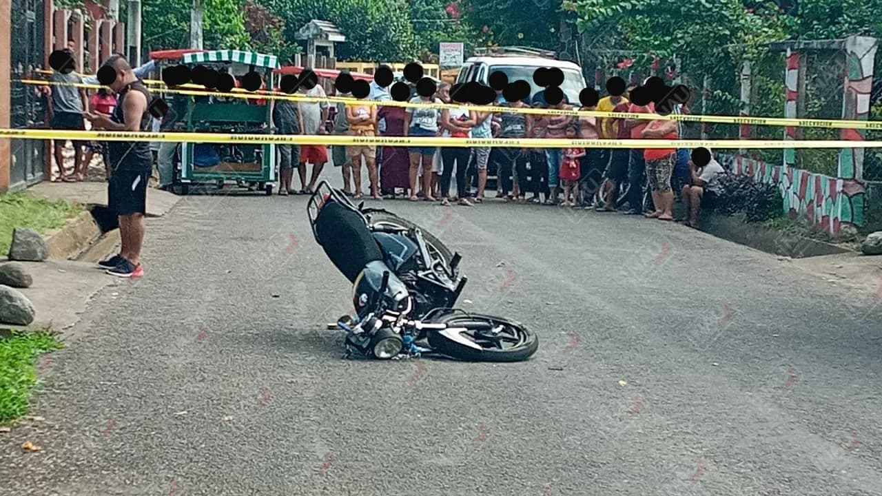 Pierde la vida al chocar la motocicleta contra poste de Telmex en Tuxtla Chico
