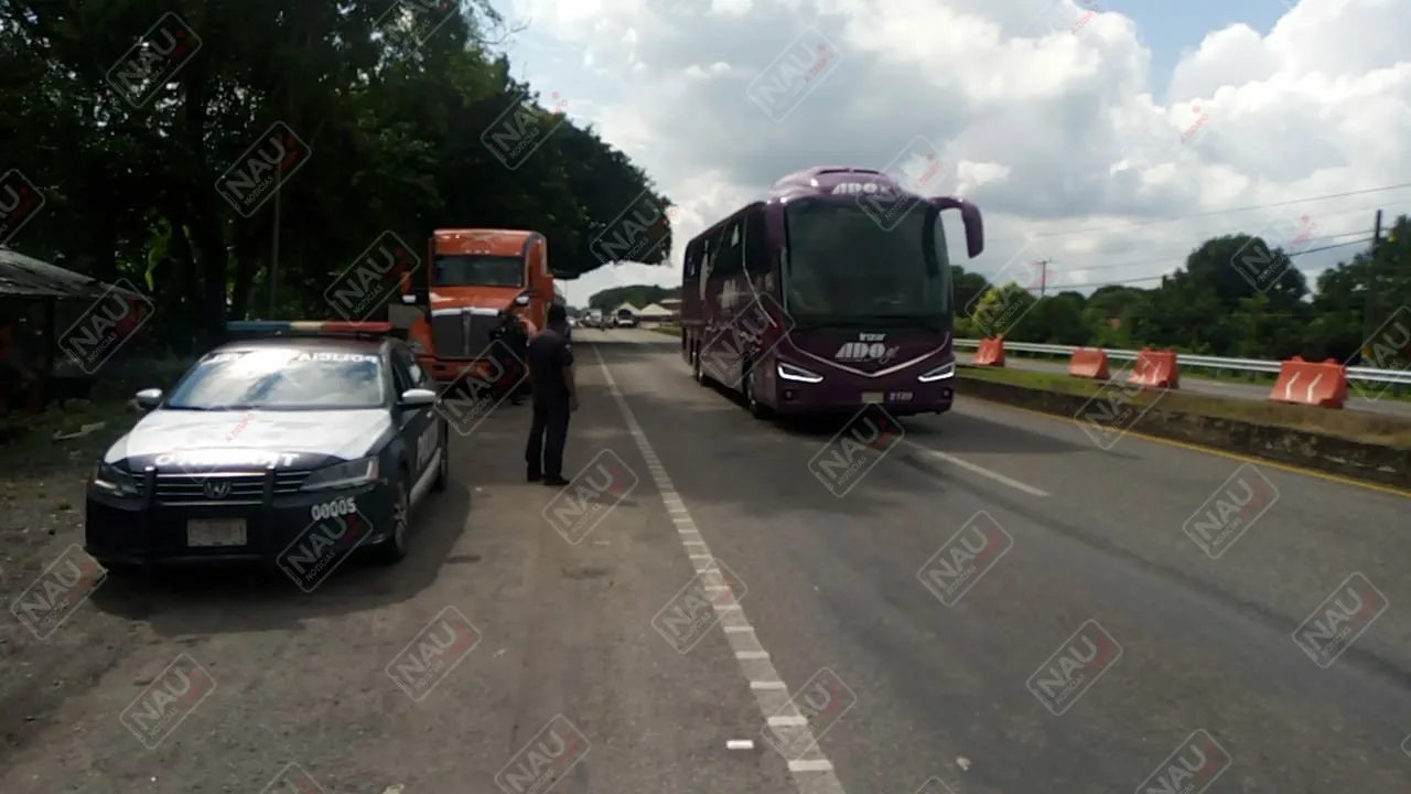 Se trasladan 70 estudiantes a la capital del estado en autobuses secuestrados