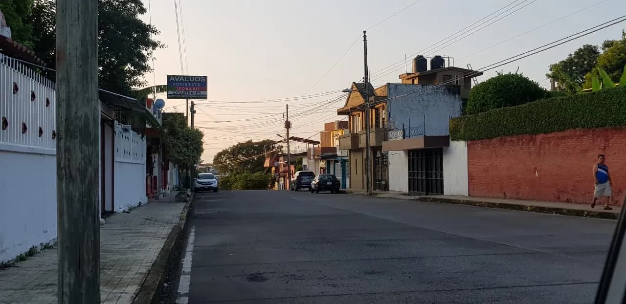 Tres sujetos lo asaltaron cuando dormía en su carro