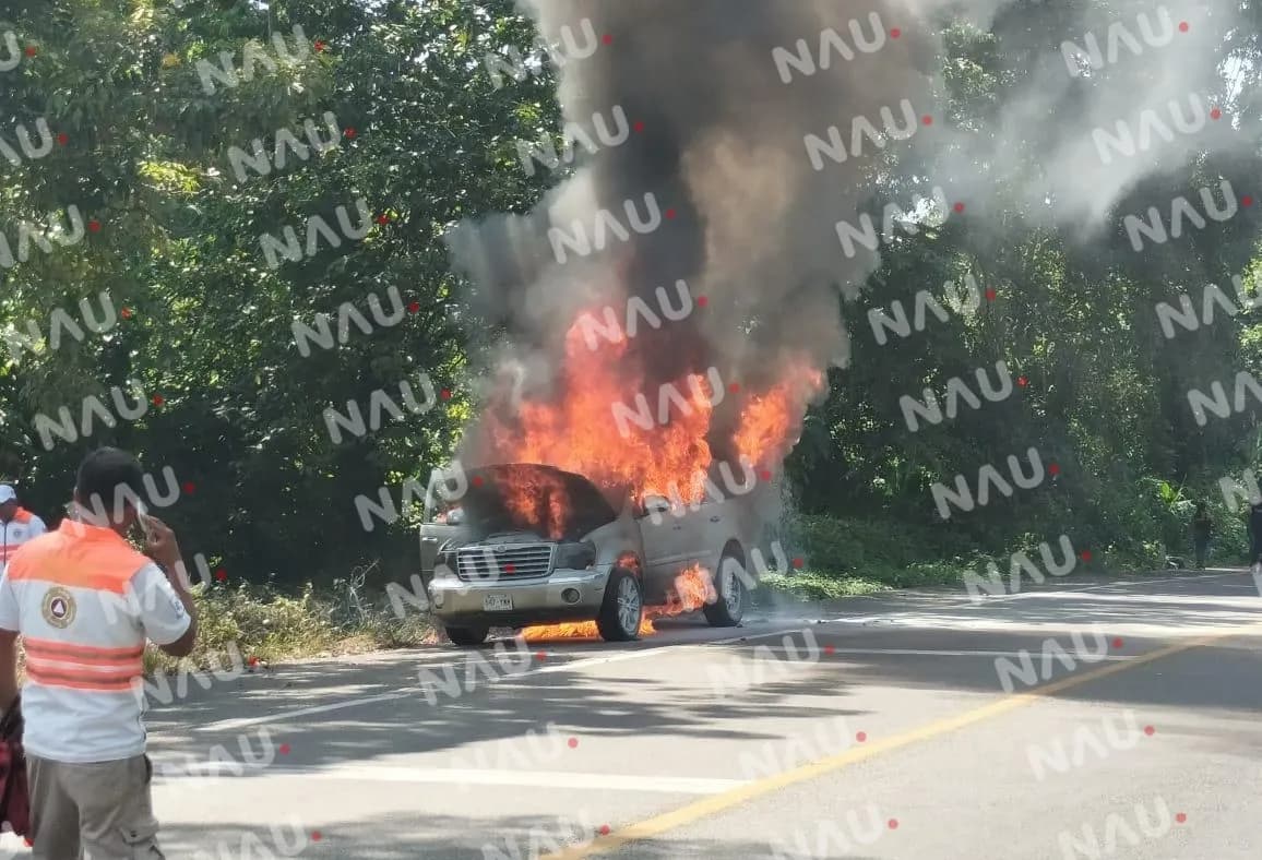 Se incendia un vehículo en el kilómetro 12 de Tuxtla Chico