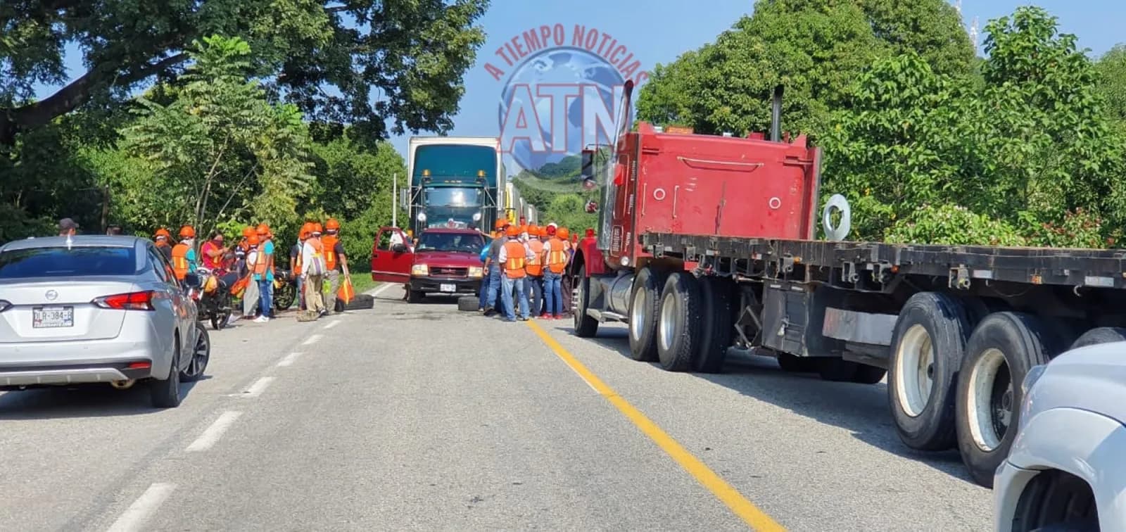 Bloquean carretera para exigir el pago de una quincena