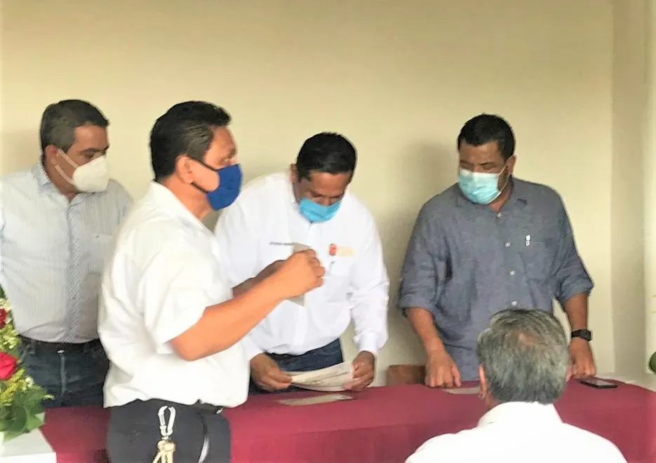 Entregan certificados de aptitud a choferes del transporte público