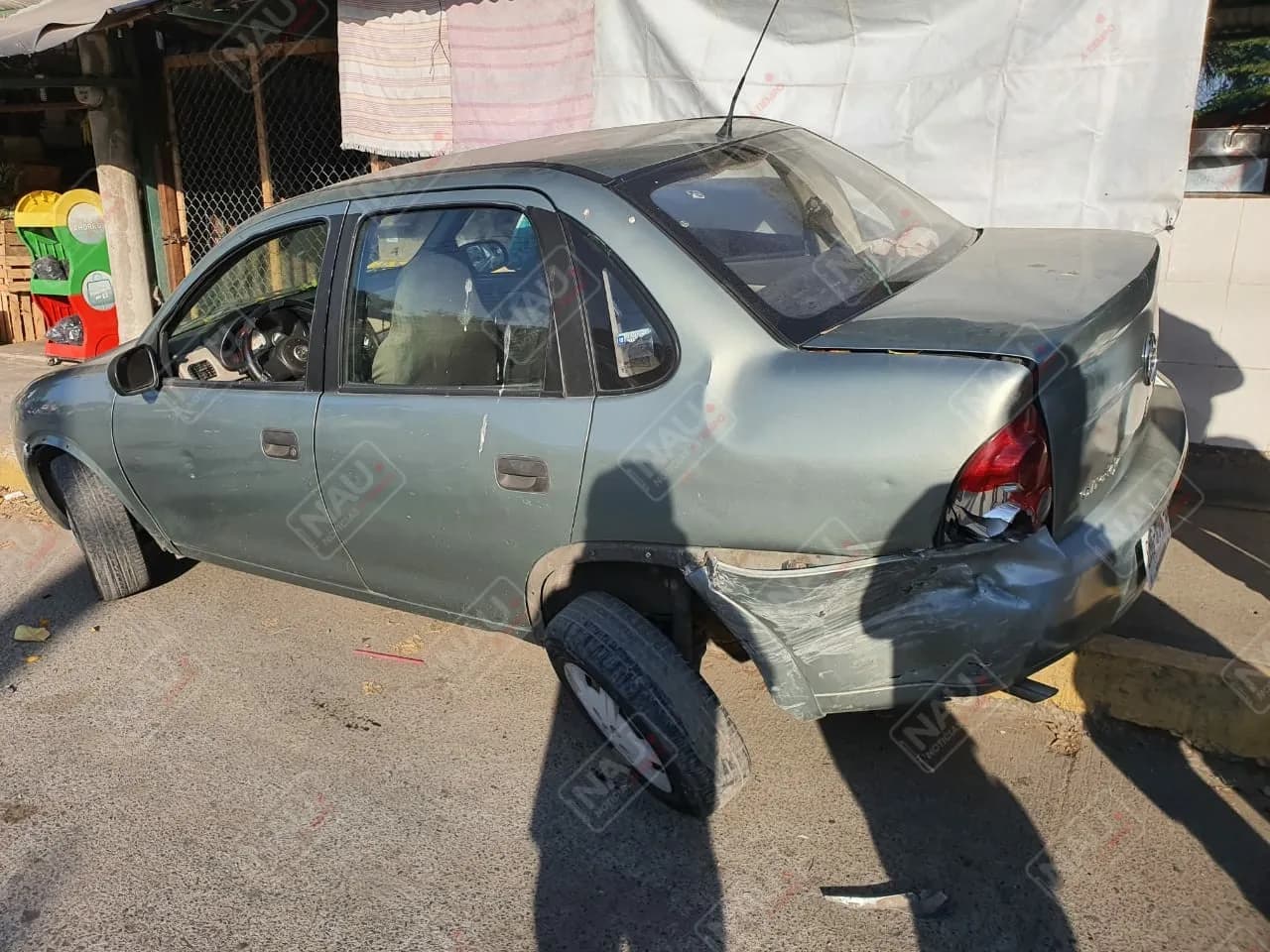 Vehículo se da a la fuga tras chocar contra automóvil estacionado