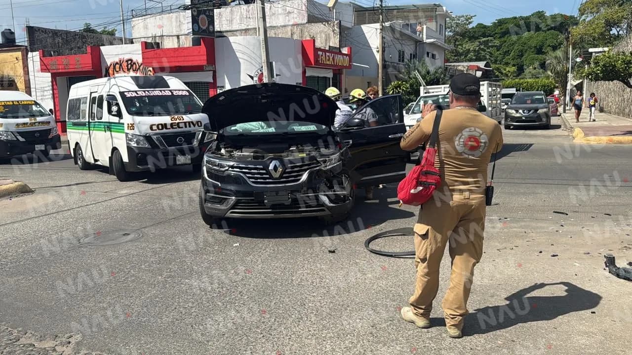 Accidente vehicular en la Sexta Avenida Sur y 10ª Calle Poniente
