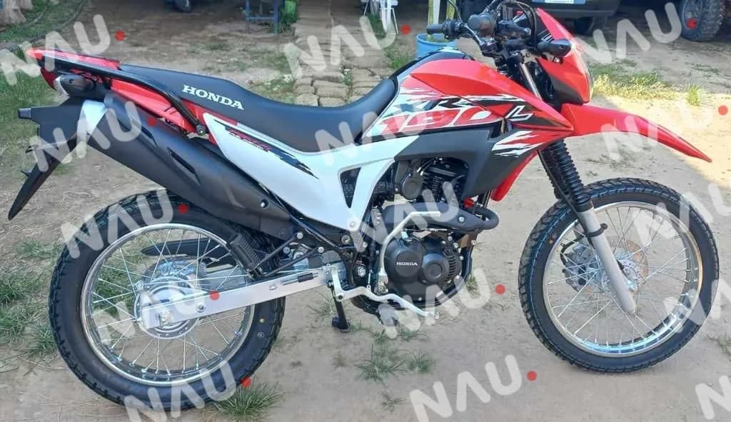Con lujo de violencia de roban motocicleta