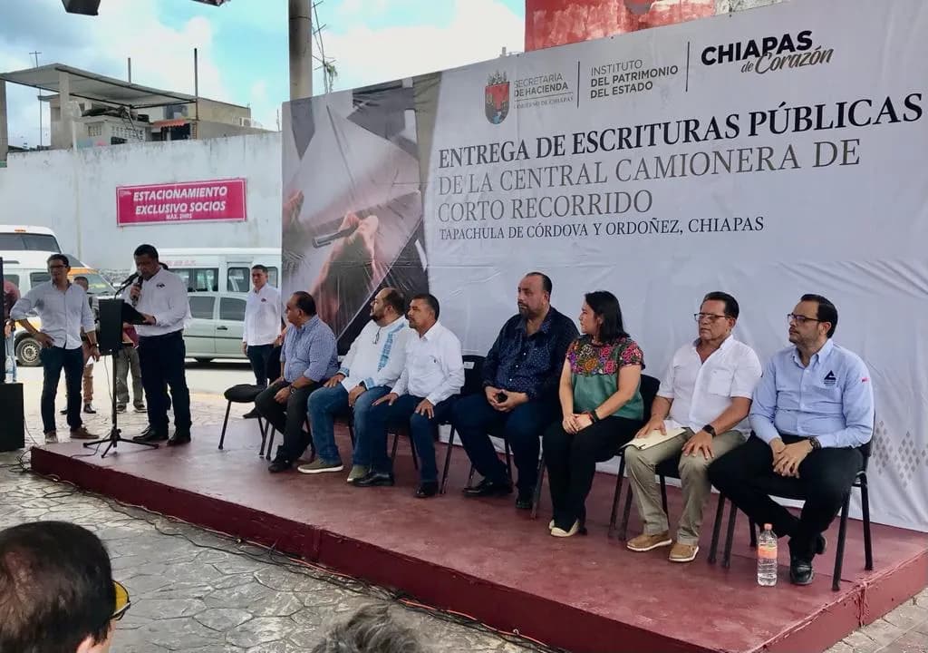 Entregan a transportistas escrituras públicas de la Central Camionera de Corto Recorrido en Tapachula