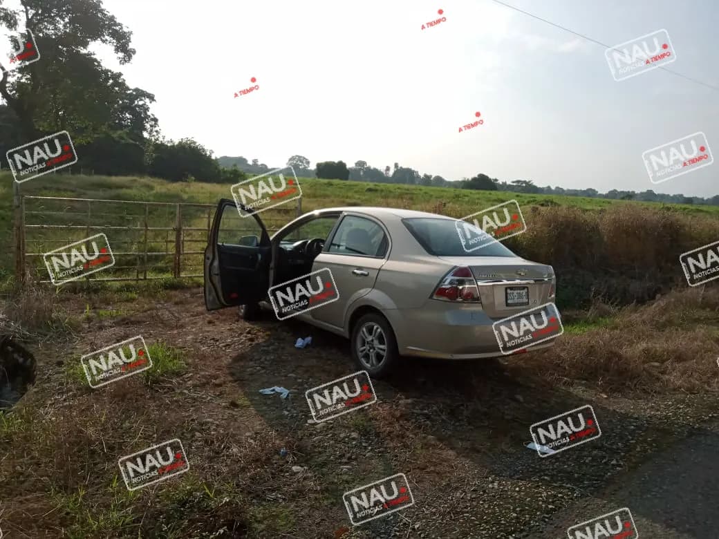 Abandonan vehículo en la Primera Sección de Cebadilla.