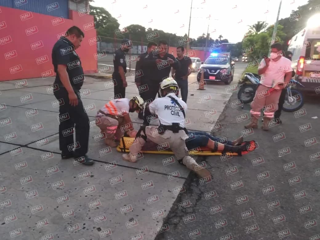 Motociclista lesionado al ser impactado por un vehículo cuyo conductor se dio a la fuga.