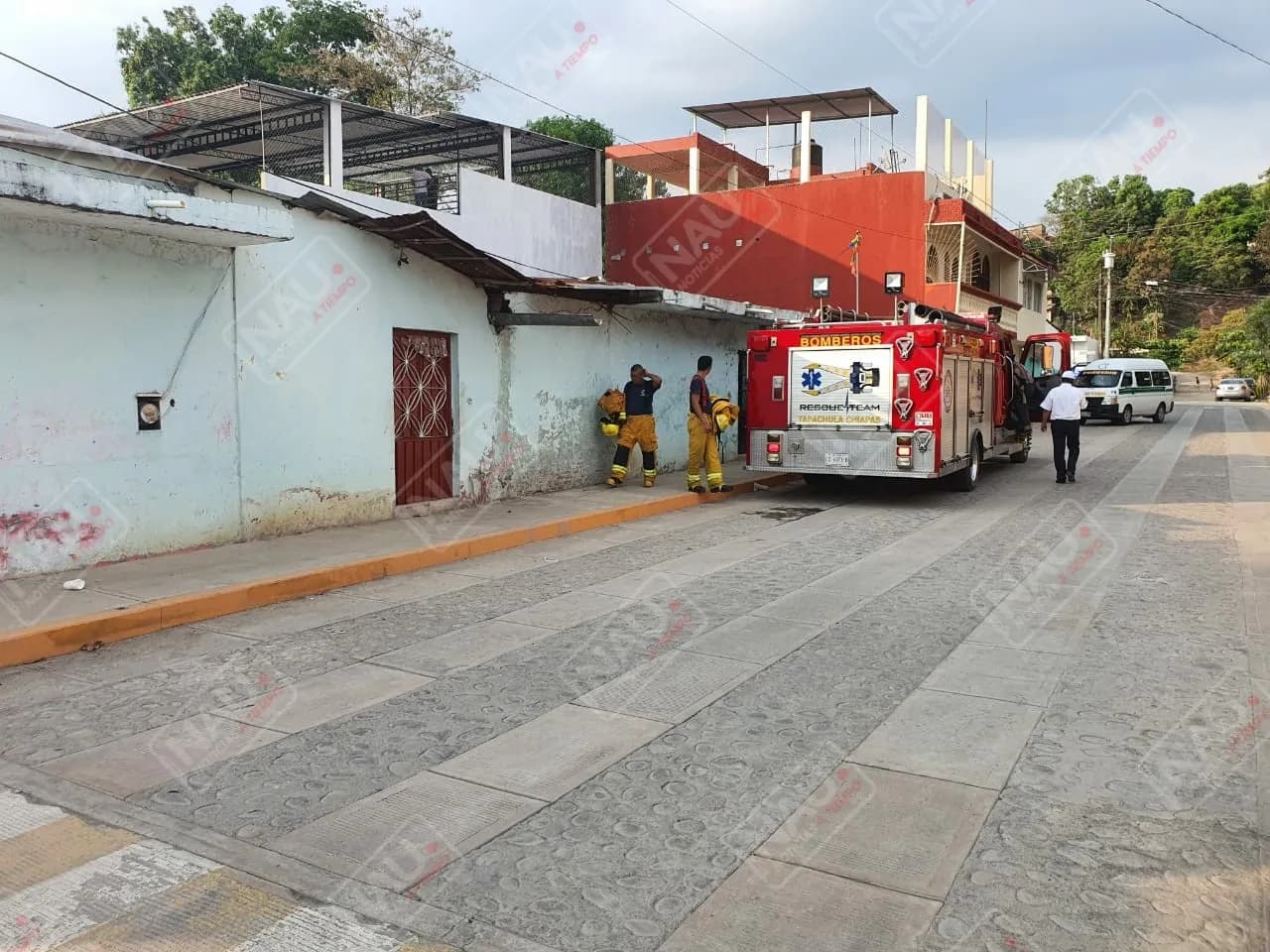 Le prendió fuego a su ropa y plástico en el interior de su casa