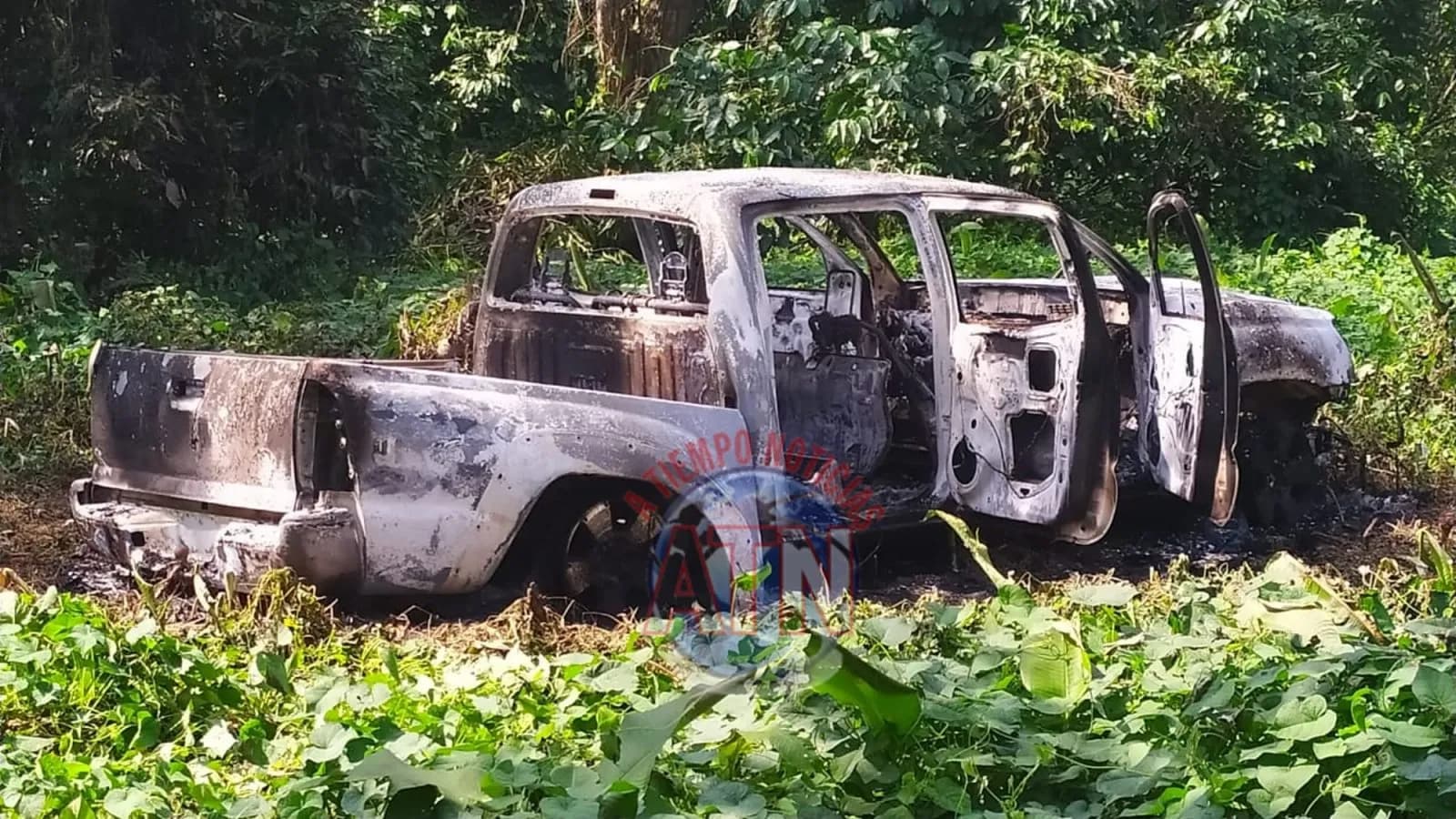 Queman camioneta en que huyeron los asesinos de tres personas