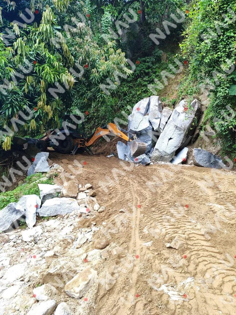 Retiran Piedra que Bloqueaba Carretera en la Zona Alta de Tapachula