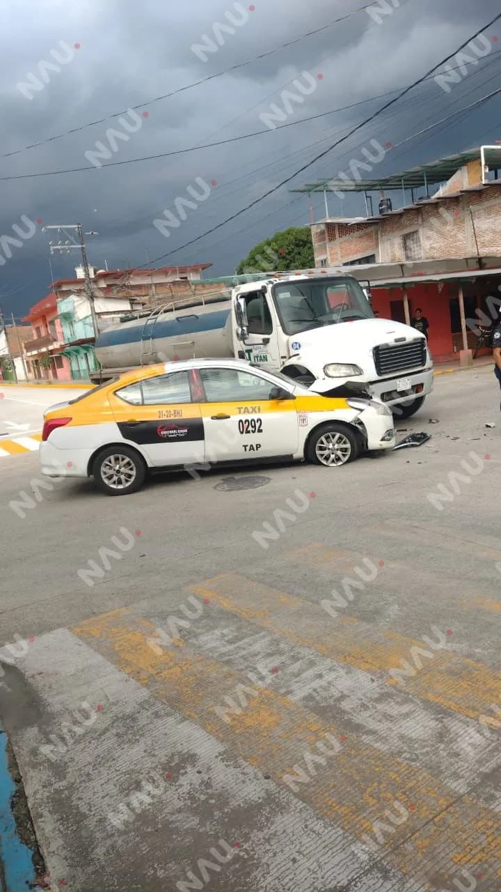 Taxi se impacta contra pipa de agua en el centro de Tapachula; sólo daños materiales