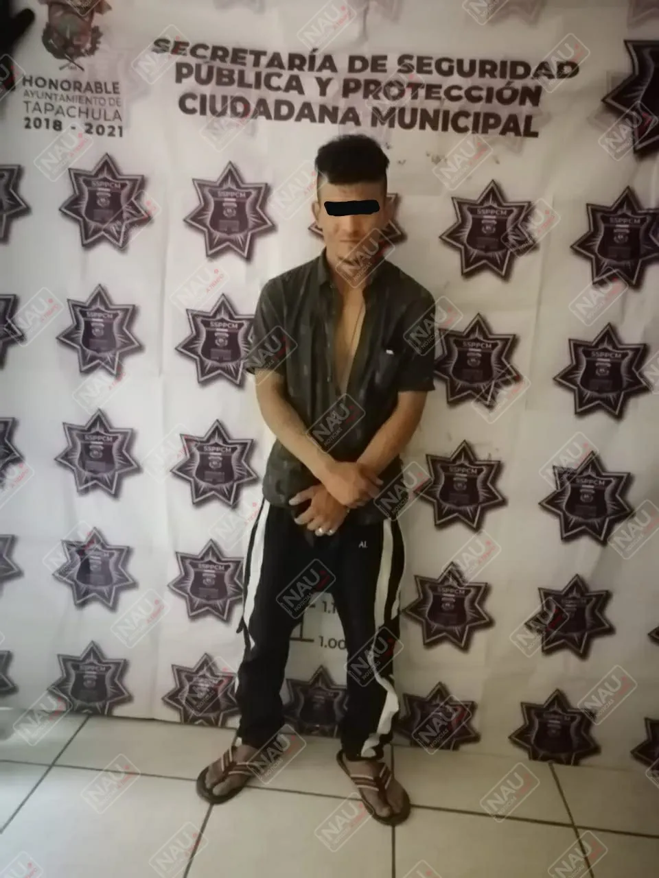 Detienen a dos por robar bolso de mano