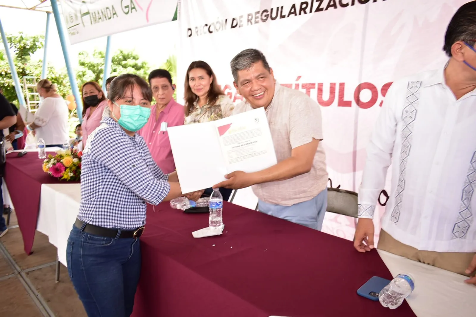 Carlos Eduardo Salazar Gam hace entrega de los títulos de propiedad a los habitantes de colonia “Juquila” y “Amanda Gam” en Huixtla.