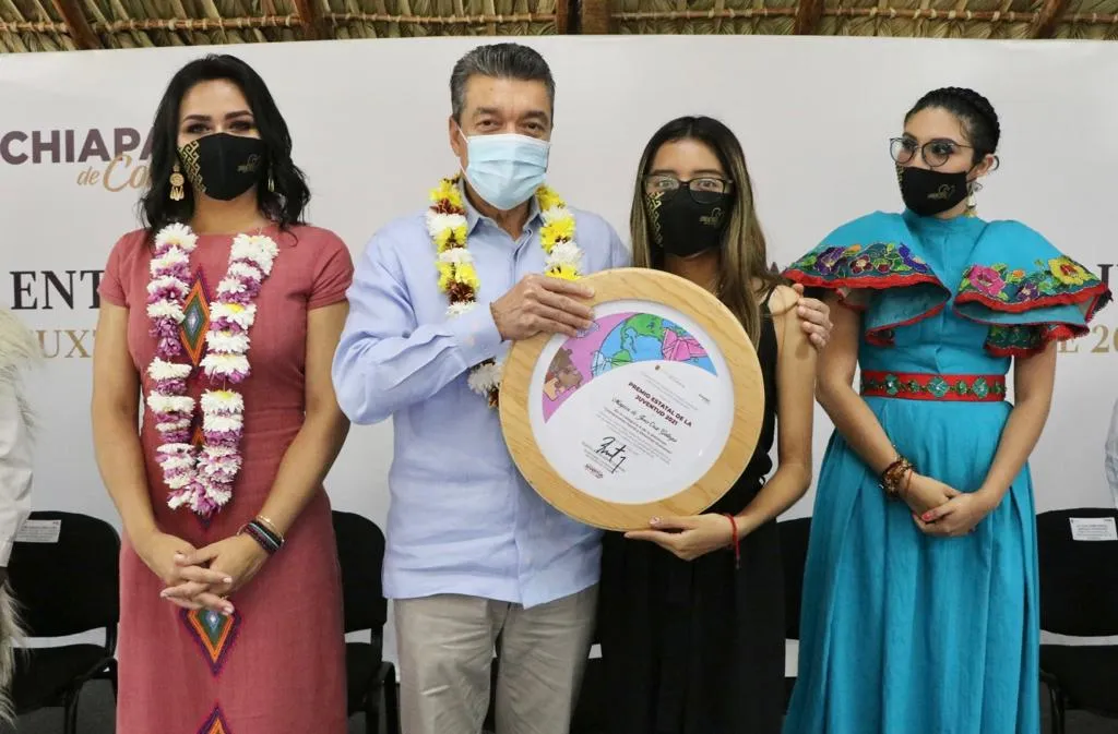 Rutilio Escandón entrega el Premio Estatal de la Juventud Chiapas 2021
