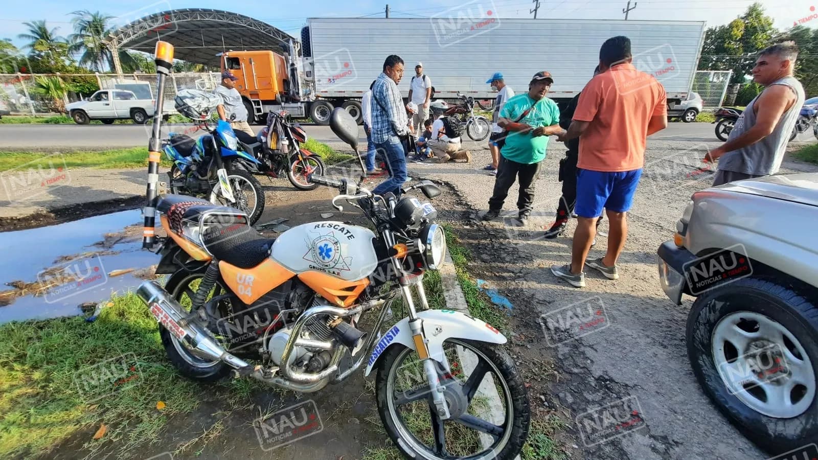 Motociclista lesionado al ser impactado por un volteo