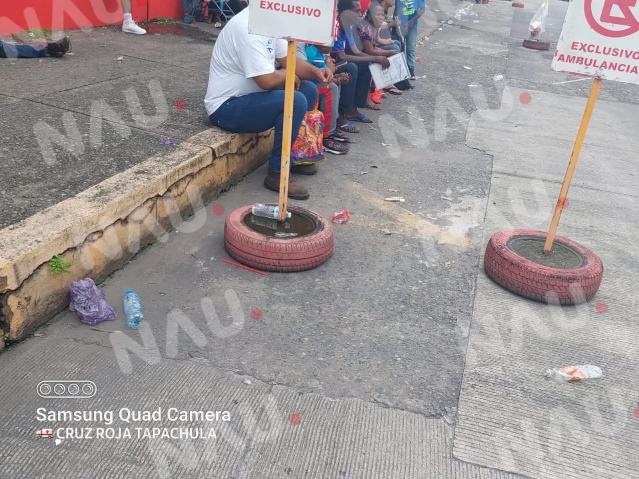 Dejan pañales hasta toallas femeninas en la calle
