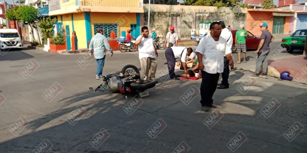 Una Pareja resulta con lesiones al chocar contra un taxi