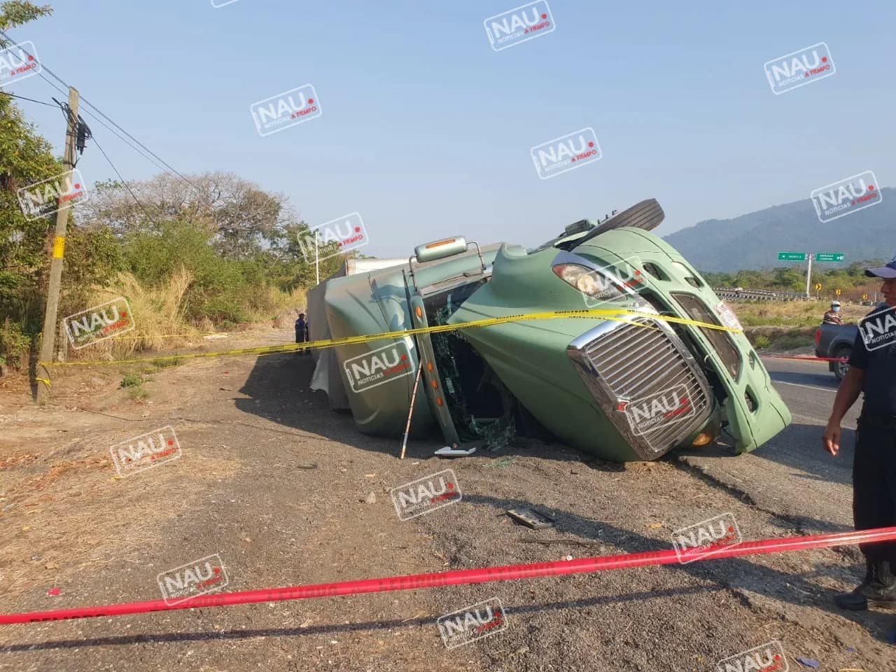 Vuelca tráiler cargado de harina en Tuzantán.