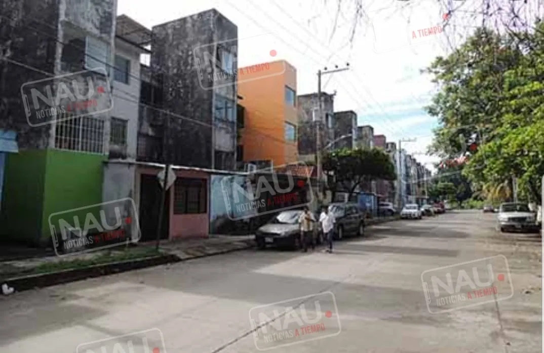 Delincuentes asaltan a una familia en la puerta de su casa