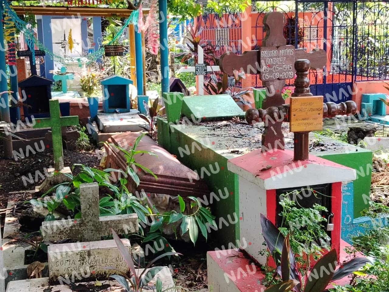 Exhuman y dejan la caja del muerto a la intemperie en el Panteón Jardín