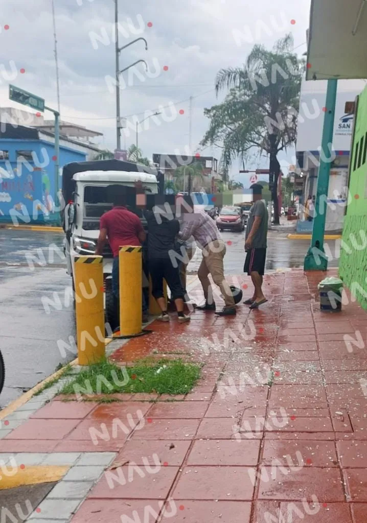 Motocarro se estrella contra un muro de contención del par vial
