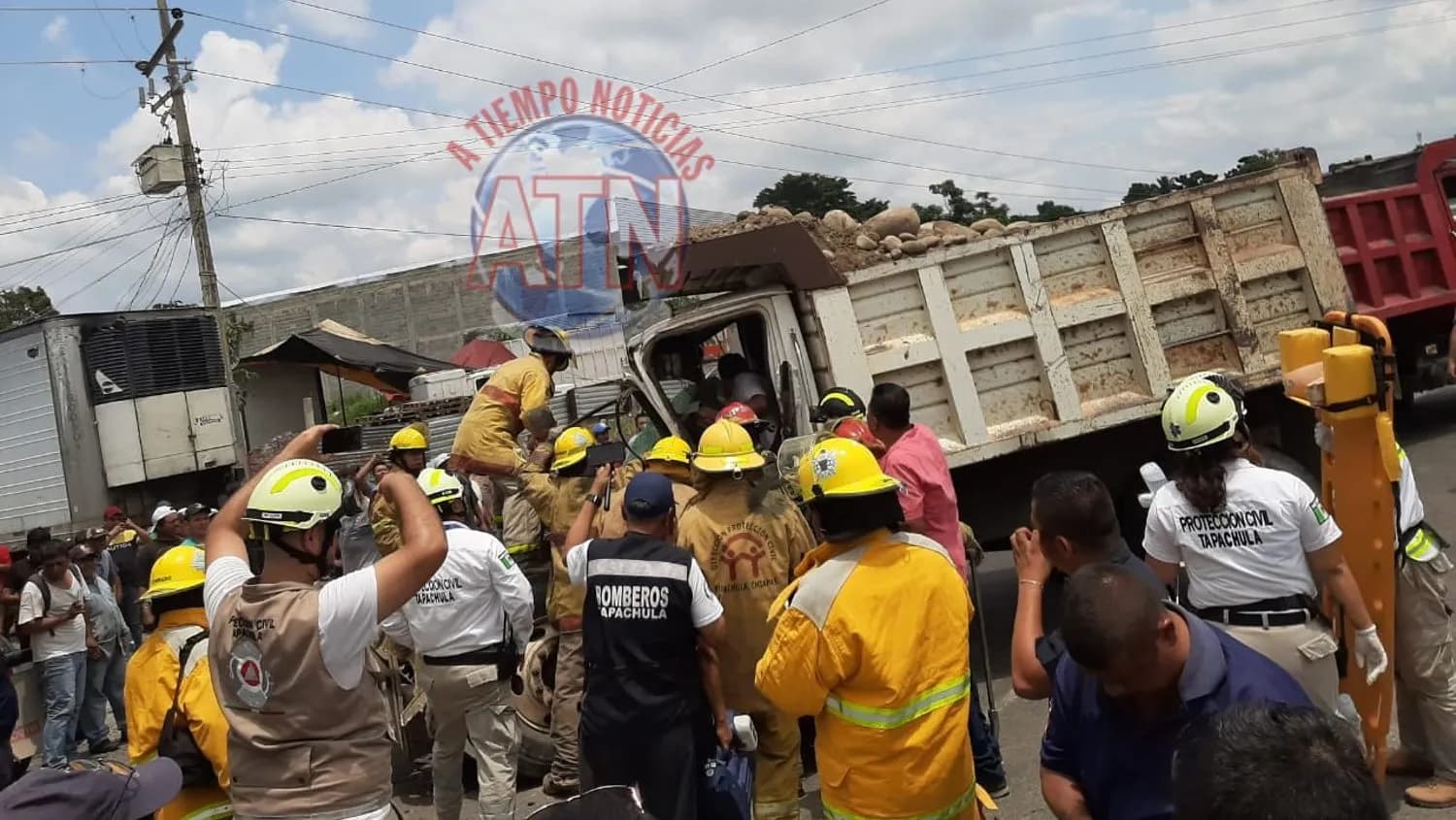 Volteo choca contra tráiler frente a la Cascada