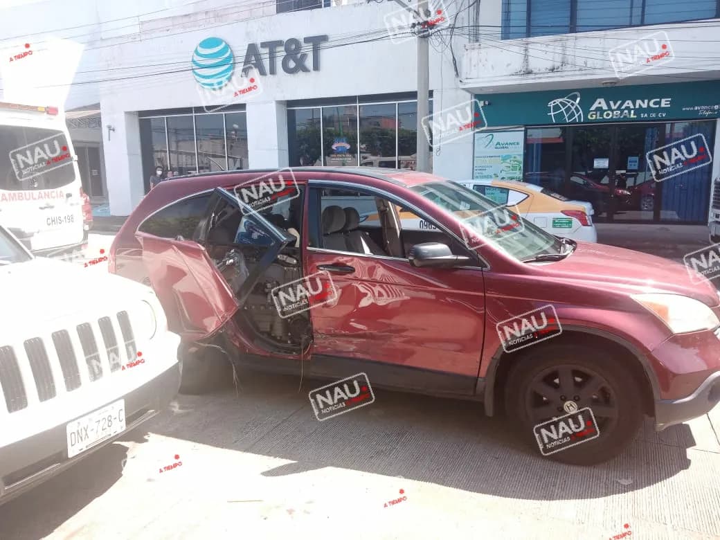 Una mujer lesionada y daños materiales.