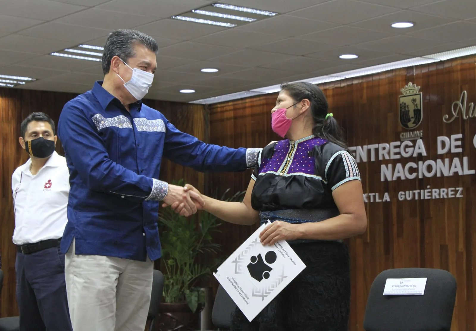 Jóvenes y adultos de Chiapas reciben certificados de primaria y secundaria