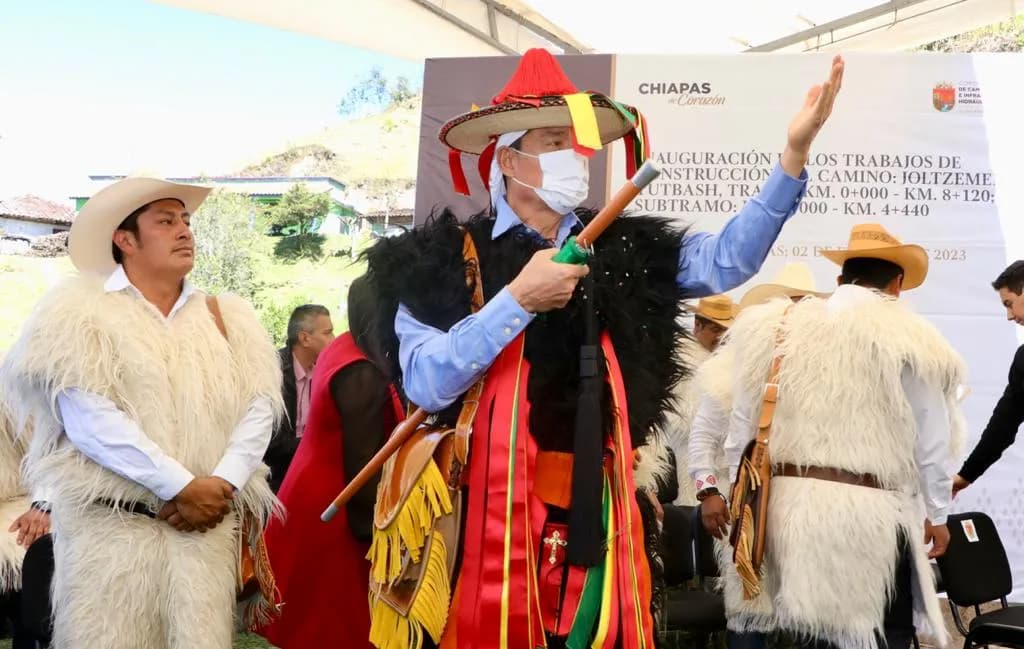 En Chamula, Rutilio Escandón inaugura la construcción del camino Joltzemen-Yutbash