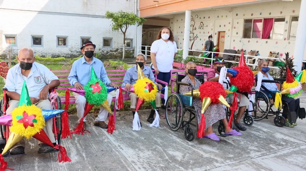 ABUELOS DEL CENTRO DE ASISTENCIA SOCIAL DEL DIF TAPACHULA ELABORAN PIÑATAS