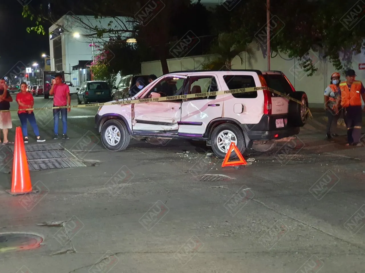 Tráiler embiste a camioneta en el par vial