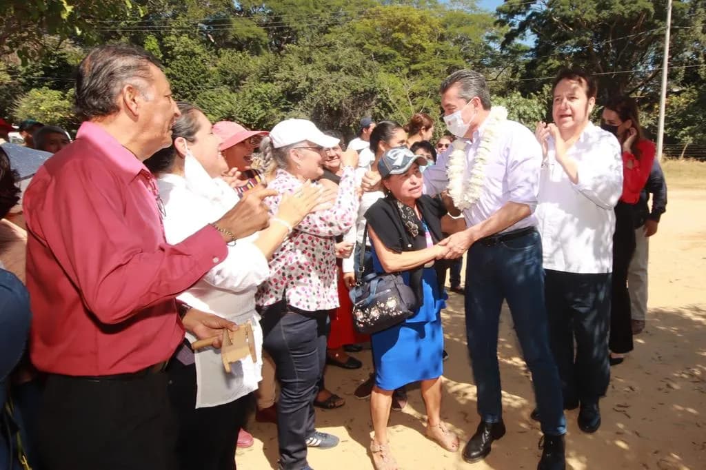 Con paquetes de aves de traspatio, beneficia Rutilio Escandón a mujeres de Villaflores