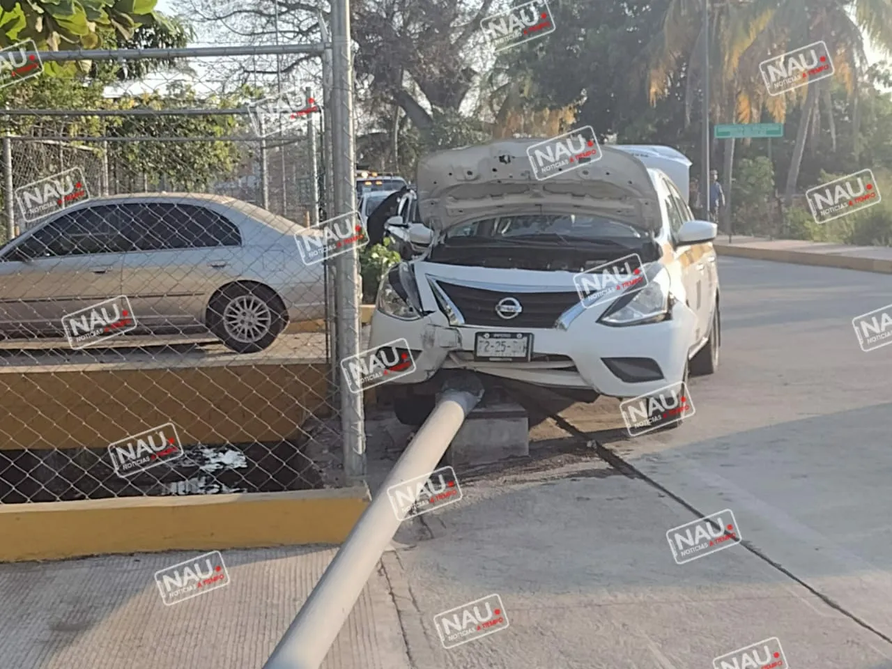 Pierde el control del volante y se estrella contra poste de luz.