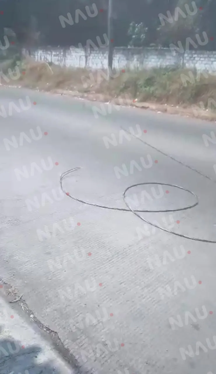 Cable de la CFE pone en peligro a transeúnte y vehículos en el boulevard príncipe akishino