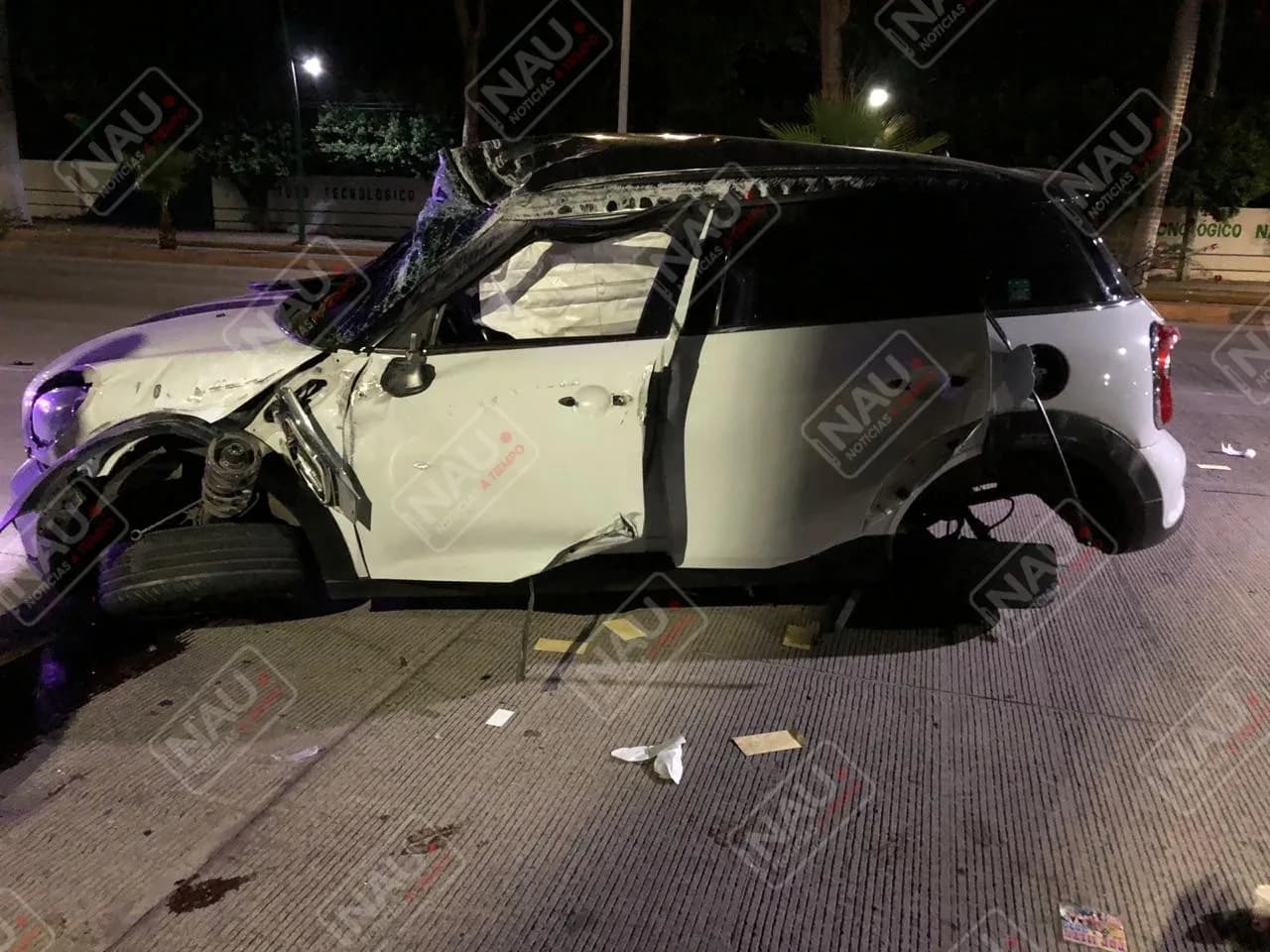 Abandonan automóvil después de accidentarse