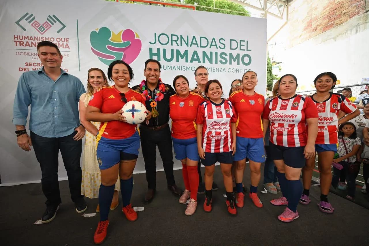 Eduardo Ramírez acerca programas y servicios a familias mediante las Jornadas del Humanismo