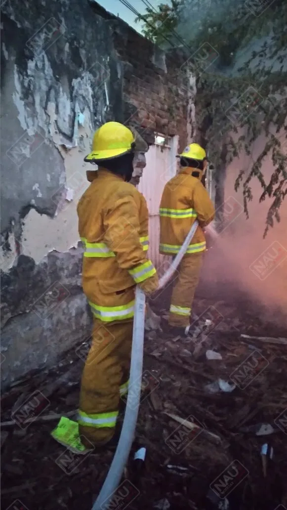 Casa abandonada y un predio de pastizales, se incendian la tarde de este miércoles