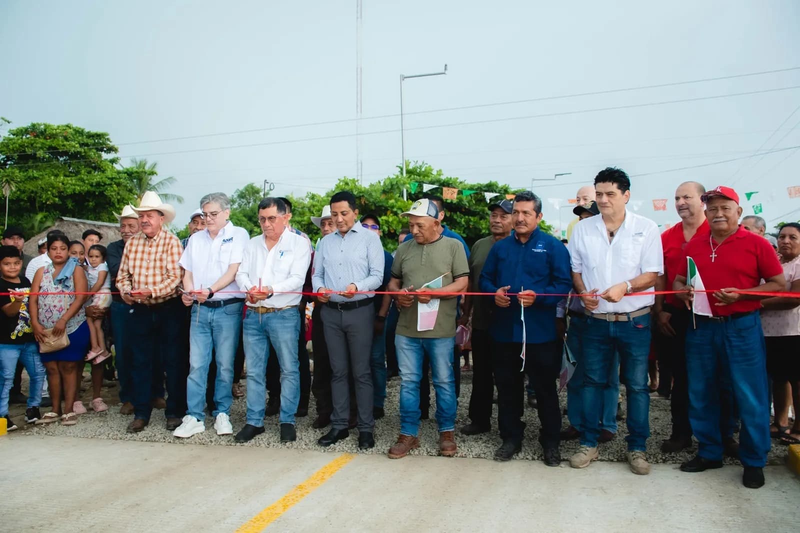 El presidente Elmer de Jesús Vázquez Gallardo entrega el Puente Vehicular en el Ejido Cuauhtémoc