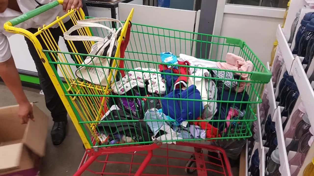 Detienen a joven por robar dentro de la tienda Aurrera