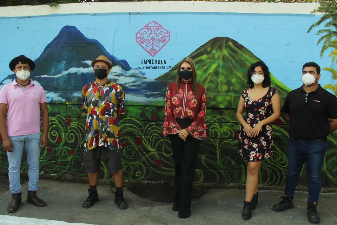 INAUGURA ROSY URBINA MURAL DEL INTERNADO NÚMERO 11 EN TAPACHULA