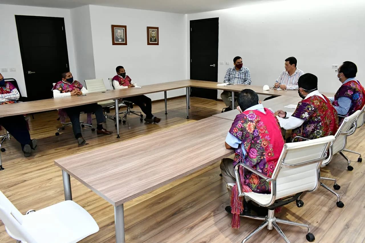 Atiende gobierno a habitantes de Zinacantán
