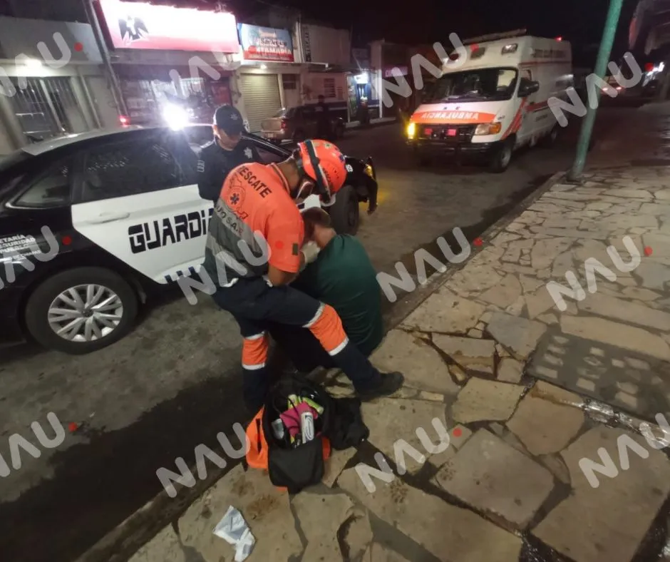 Asalto violento deja a un hombre herido en Tapachula Fue atacado con arma blanca por tres sujetos; paramédicos lo trasladaron de urgencia al hospital