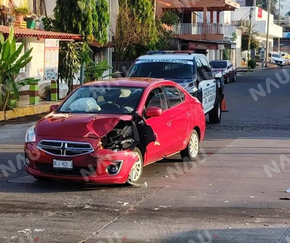 Choque entre colectiva y automóvil particular deja cuantiosos daños en el centro de Tapachula